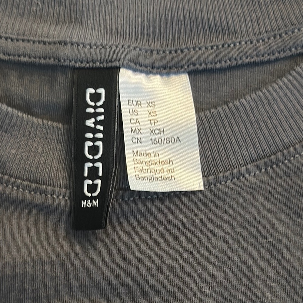 H&M Dark Gray T-Shirt with Butterfly Print - Picture 4 of 6